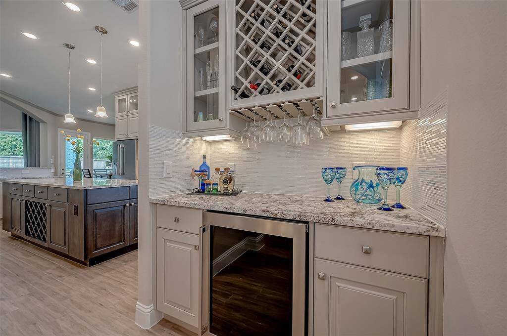 Whether you’re hosting a grand dinner party or simply organizing your culinary essentials, the butler’s pantry offers a sophisticated and efficient solution, reflecting a commitment to both style and service. Equipped with a wine refrigerator.