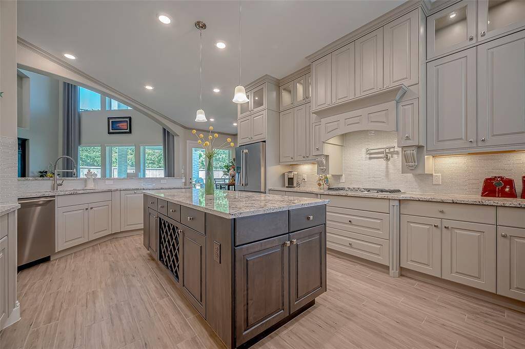 This kitchen is a show stopper. Equipped with built-in Electrolux-IQ Touch energy efficient stainless steel appliances.