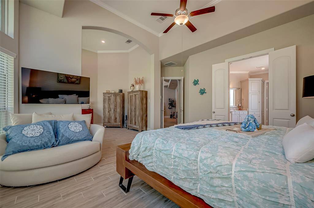 These high ceilings offer crown molding throughout and an arched entryway into your sitting area.