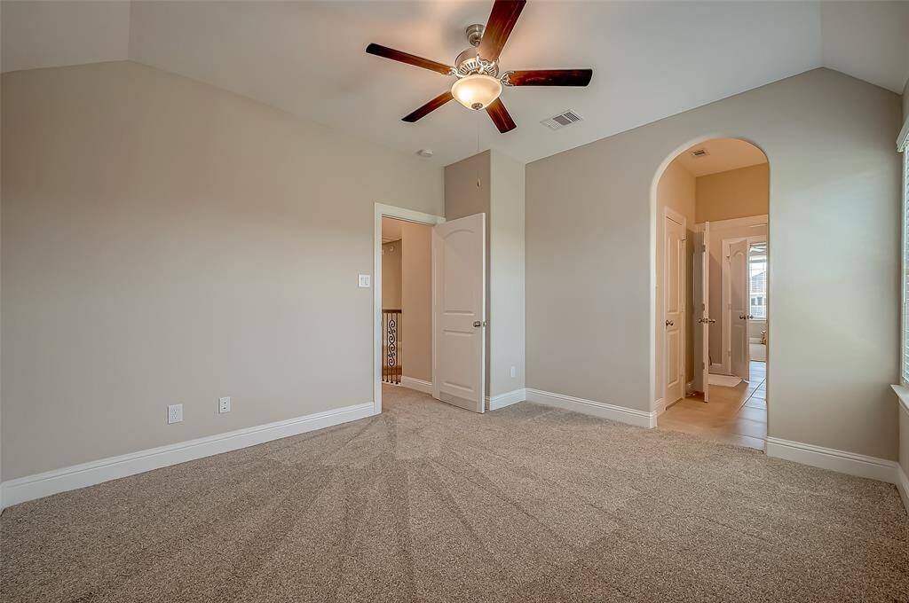 Large spacious bedroom upstairs with adjoining ensuite bath.