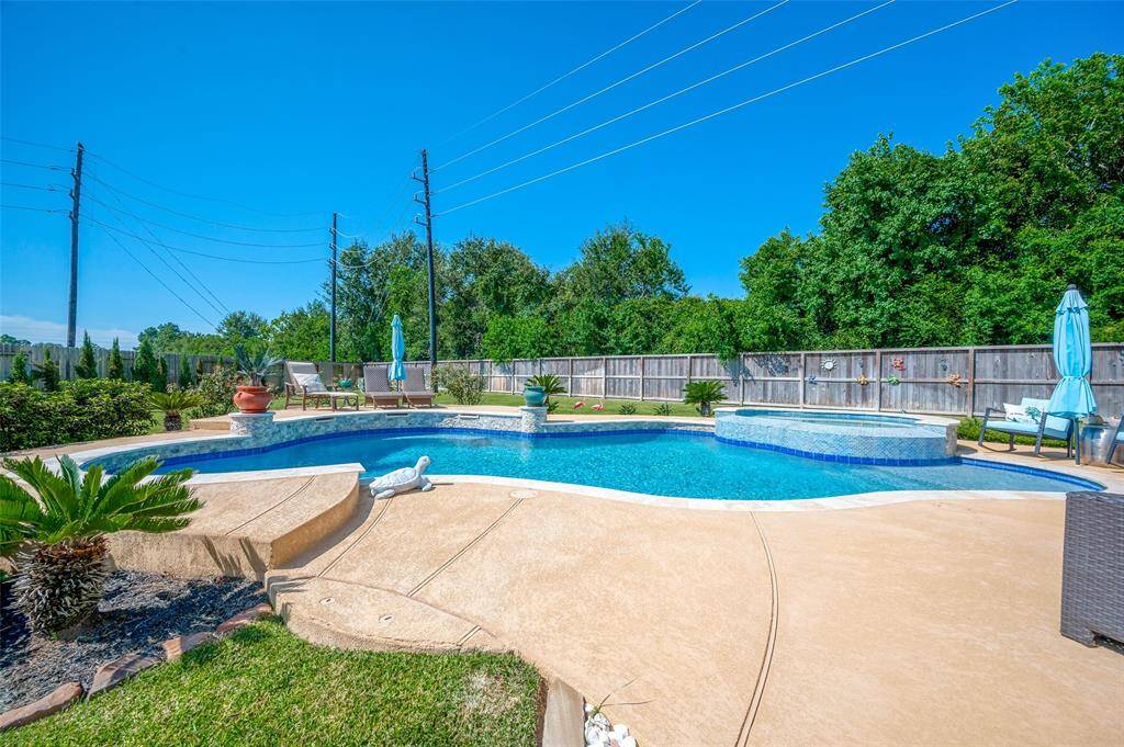 This pool is equipped with state-of-the-art Pentair O3 Ozone filtration system. Healthier pool using only half the chlorine as a regular pool.