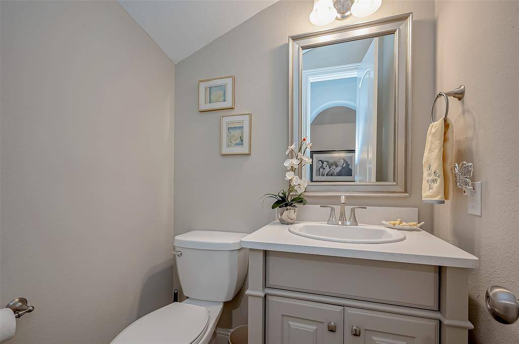Gorgeous half bath downstairs for your guest.