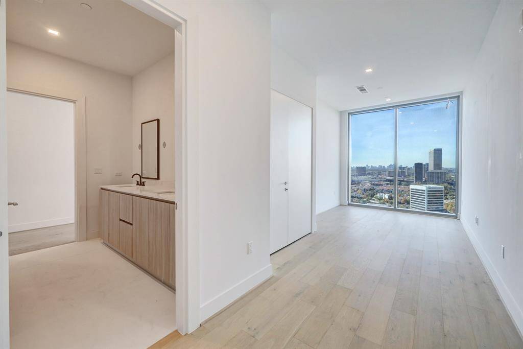 Secondary bedroom.
