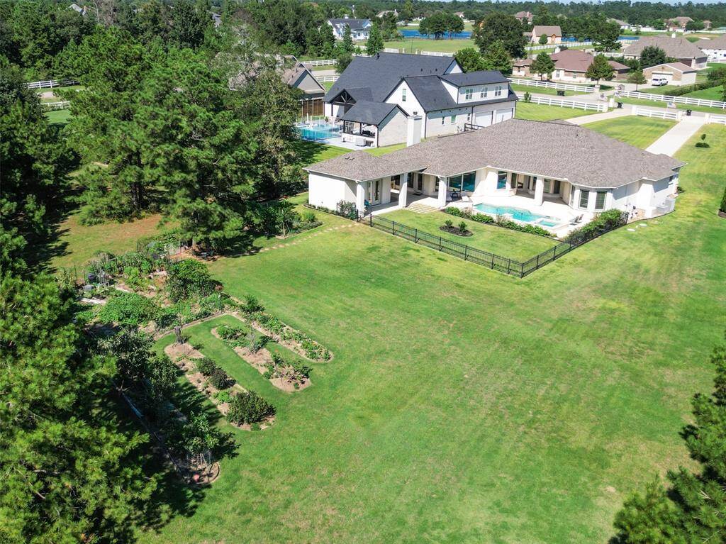 Discover the perfect blend of comfort and leisure in this expansive single-story abode, nestled in a tranquil cul-de-sac. Revel in your private oasis with a sparkling pool, pristine garden, and lush backyard, ideal for both relaxation and entertainment.