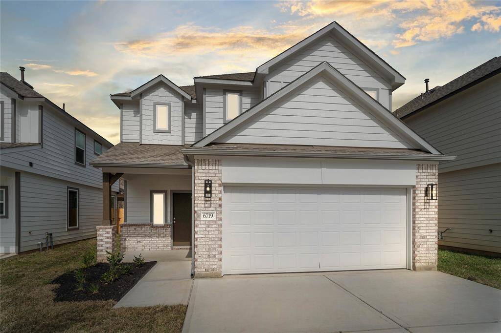 Welcome home to 6719 Old Cypress Landing Lane located in the community of Cypresswood Landing and zoned to Aldine ISD.