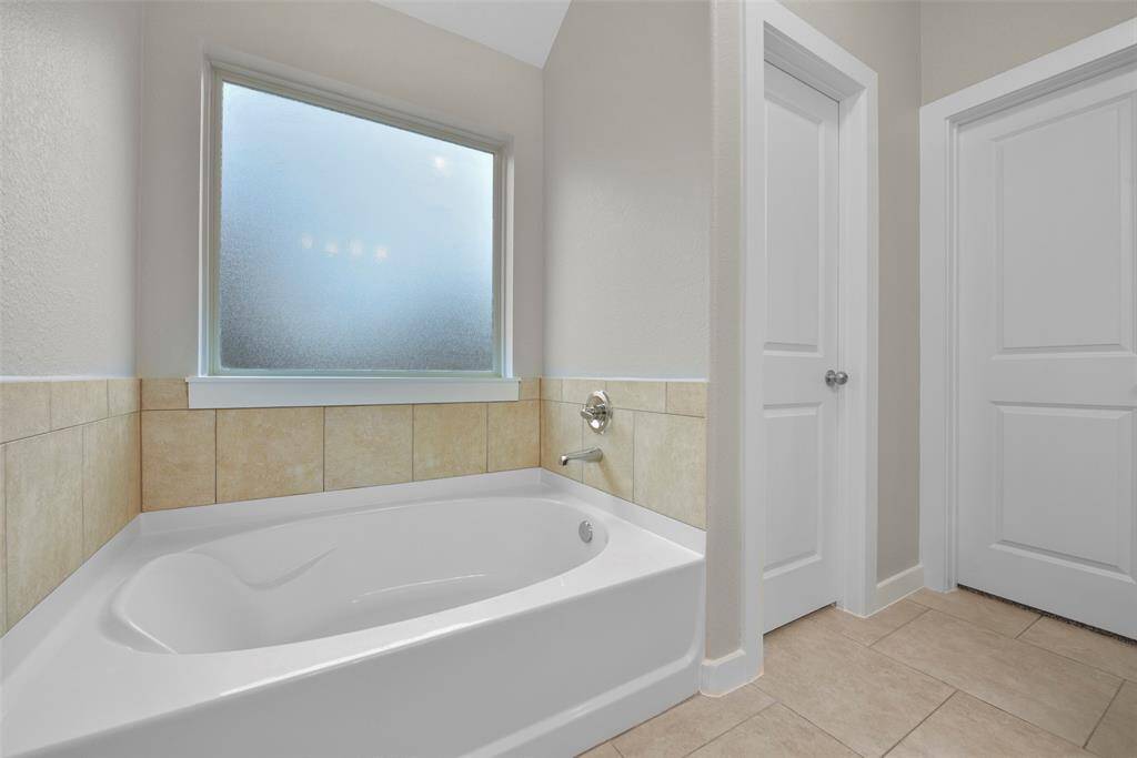 Primary Bathroom has a large Tub