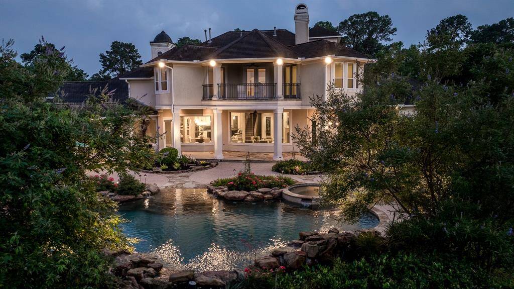 Gleannloch Farms is very sought after for its proximity to major companies including ExxonMobil, Klein ISD schools, quick access to 99 and IAH.