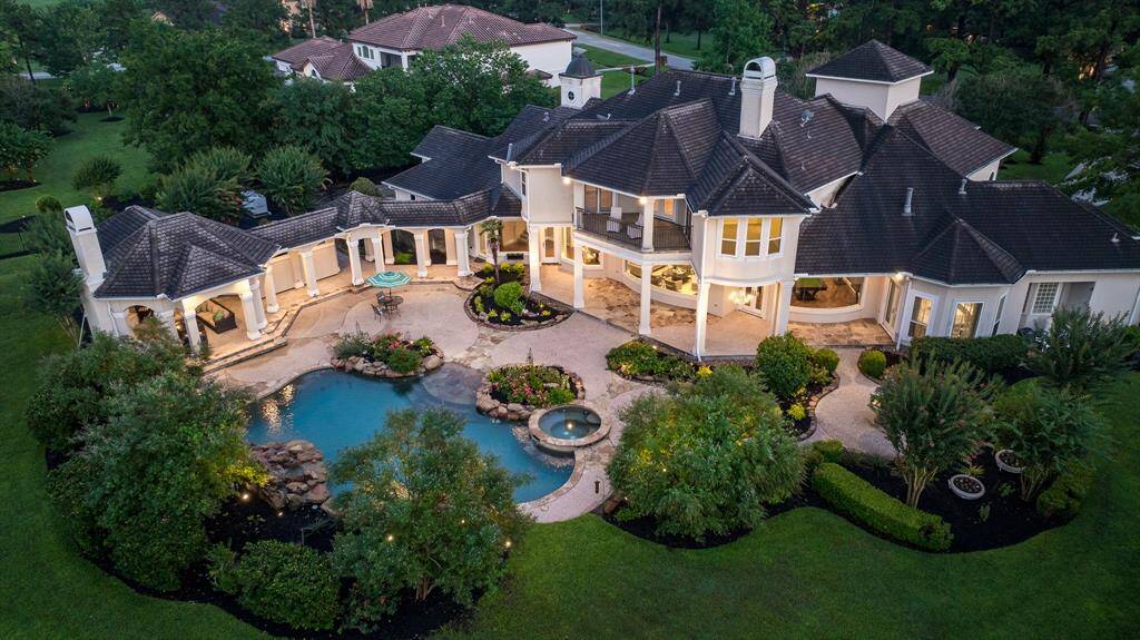 Custom luxury estate on the golf course in popular Gleannloch Farms.