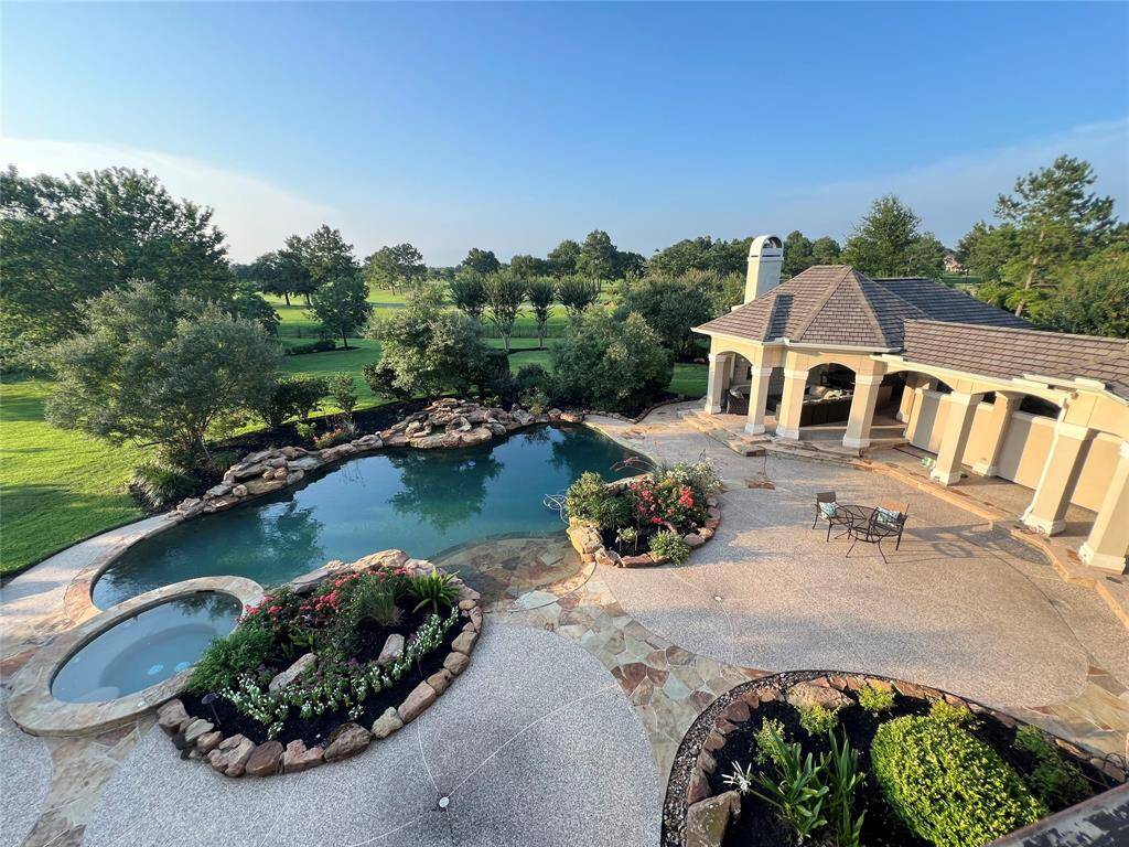 Welcome to one of the best backyards in all of Gleannloch Farms!