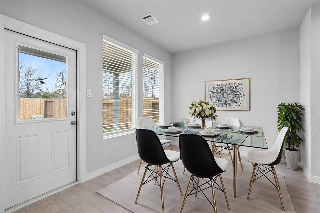 Make memories gathered around the table with your family and friends! This dining room features high ceilings, recessed lighting, large windows with blinds, and tile flooring!