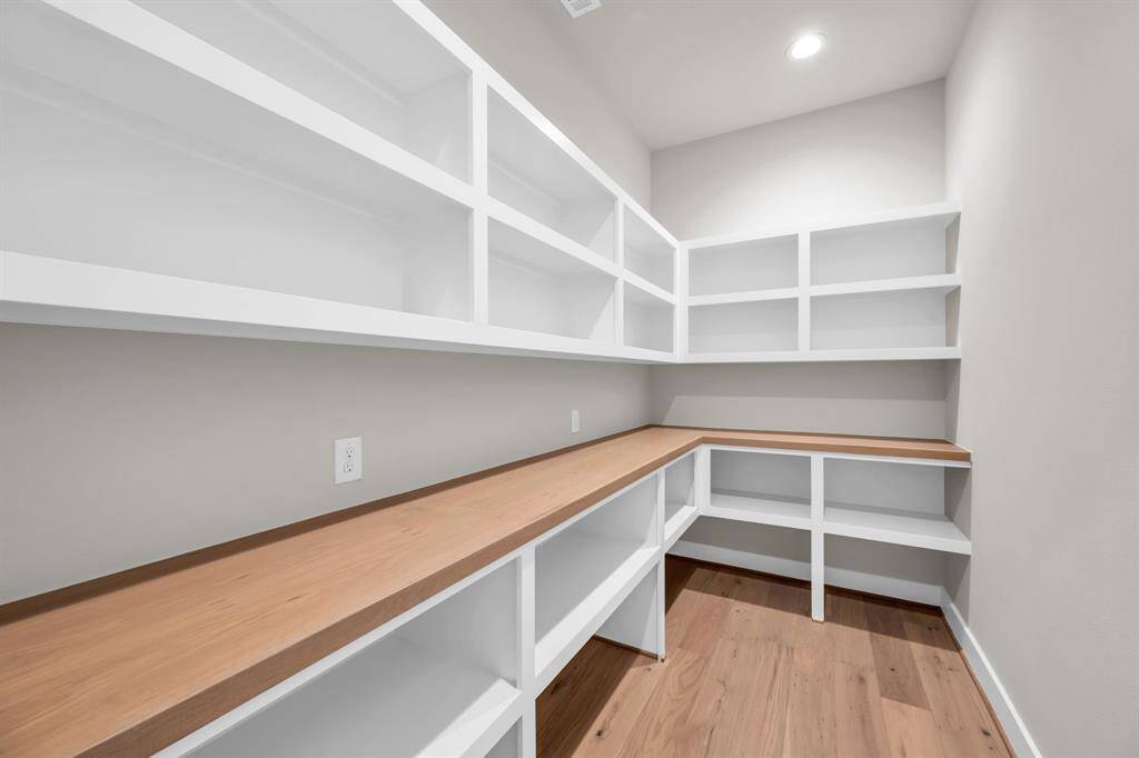 Walk-in Pantry