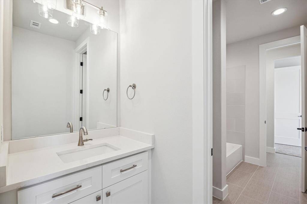 Hollywood Bath - private vanities and shared Shower/Bathtub