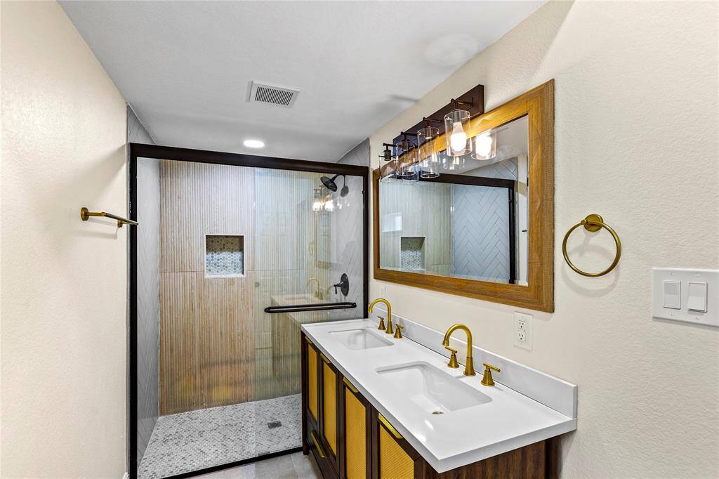 Ensuite Primary Bathroom