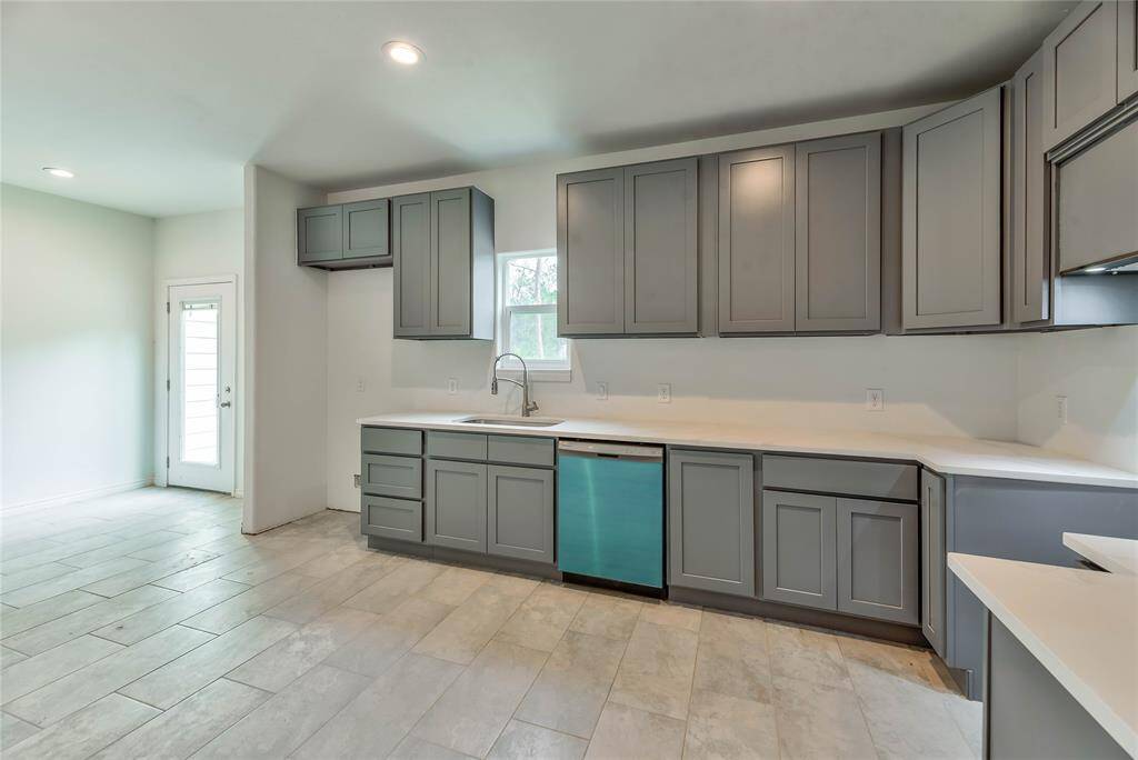 GREAT KITCHEN, QUARTZ COUNTER TOPS, NEW RANGE AND DISHWASHER, 42 INCH CABINETS,FOOD PANTRY