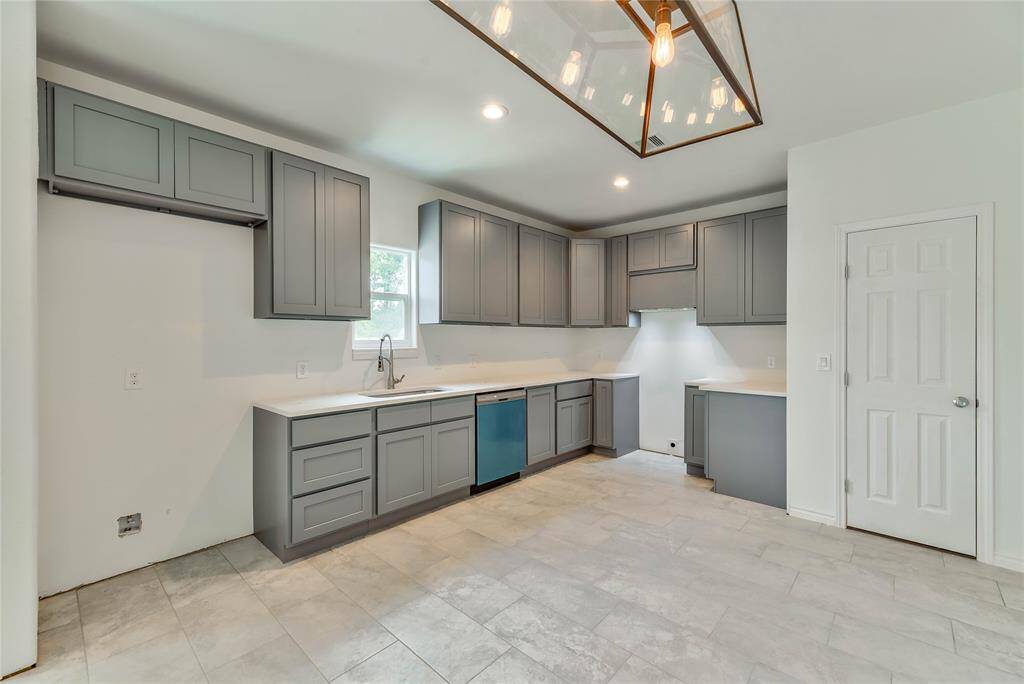 SPACIOUS KITCHEN