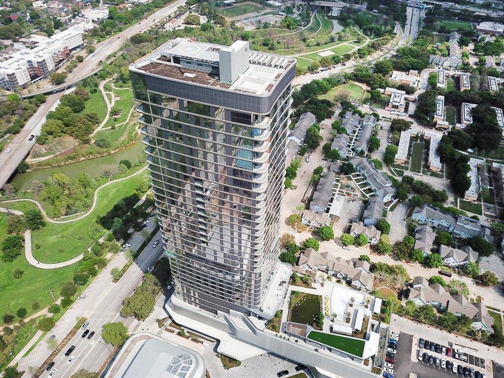 Living atop The Allen offers residents a unique opportunity to enjoy the best that Houston has to offer, all in one place. As a landmark mixed-use development, The Residences at The Allen sits above a Thompson hotel, giving residents among its 34 stories access to all the world-class amenities only a hotel can offer, including 24/7 room service, an elite spa, a scenic pool deck and cabanas with food & beverage service.