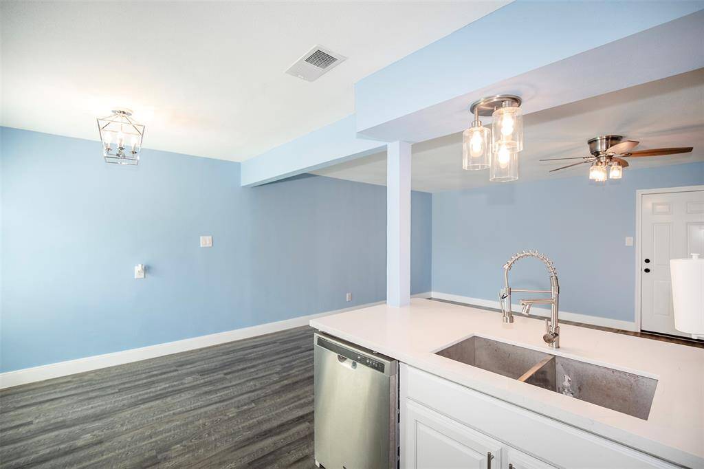 This kitchen is a dream with the beautiful quartz counters.