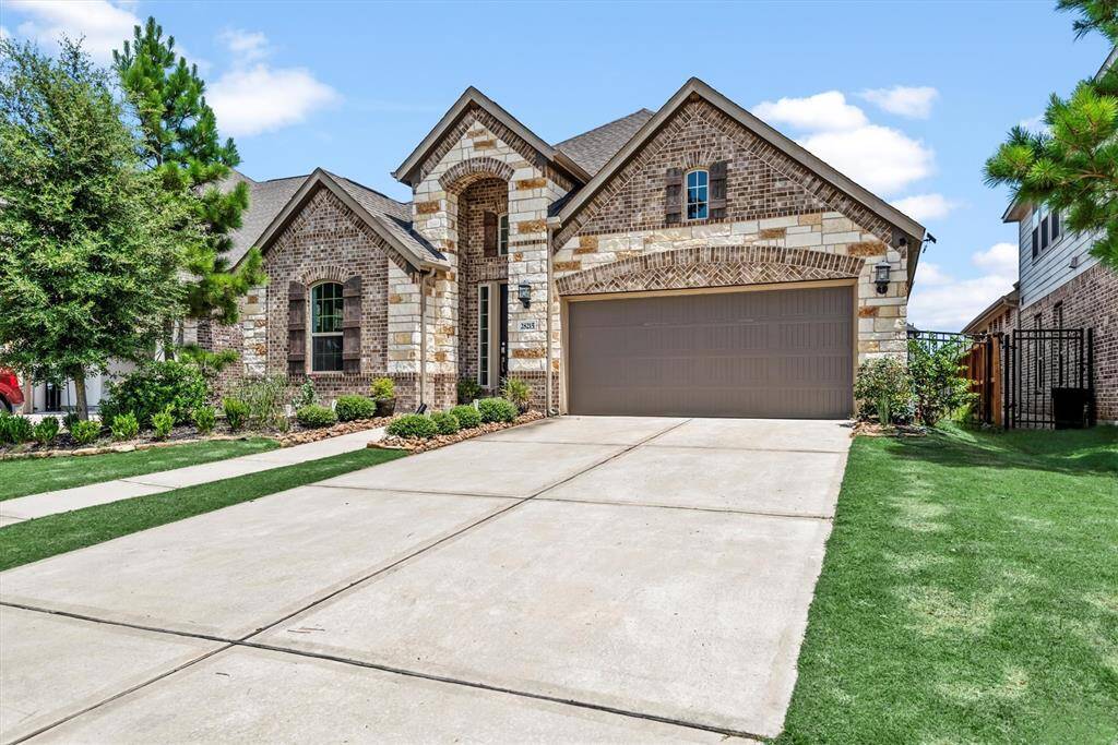 Long driveway with plenty of space for vehicles