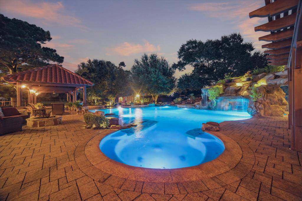 Expertly placed lighting adds another dimension to this aquatic space, creating depth and drawing attention to the most impressive areas.