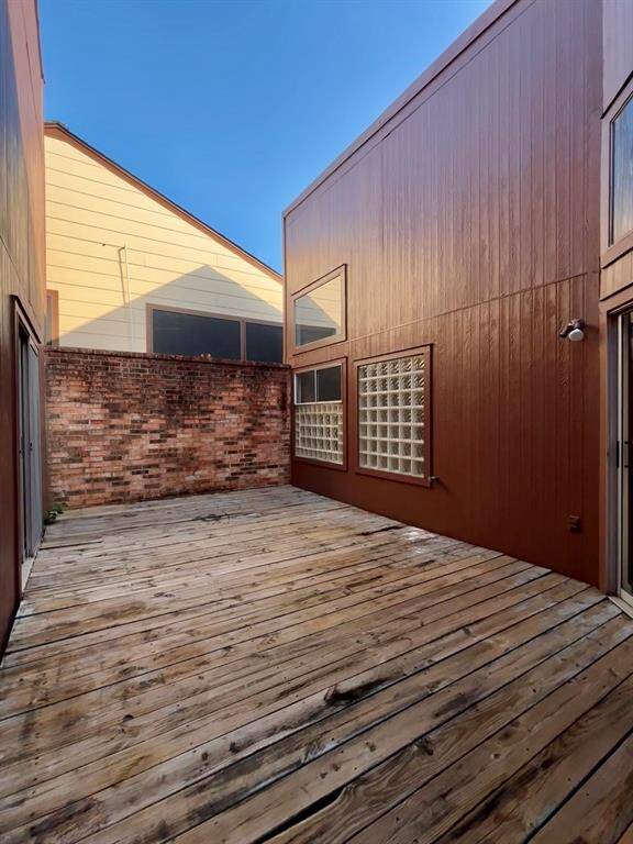 Stunning outdoor atrium, ideal for relaxing or entertaining, with space for outdoor movie nights under the stars.