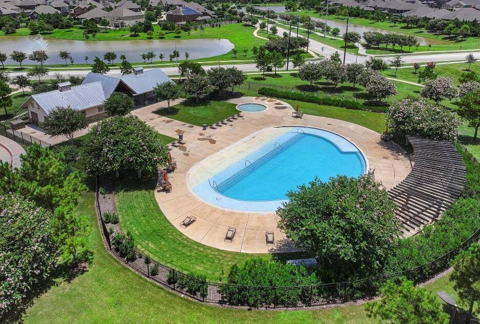 This established community has a lovely Community pool and clubhouse, as well as walking paths in a peaceful setting.