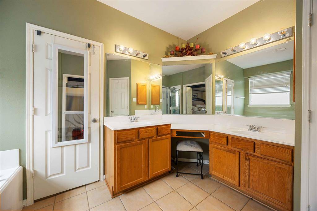 Double vanity area