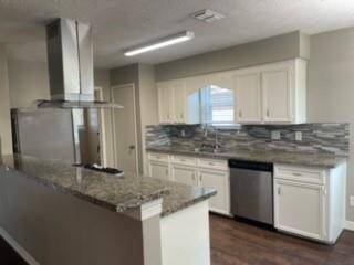 KITCHEN WITH BREAKFAST BAR