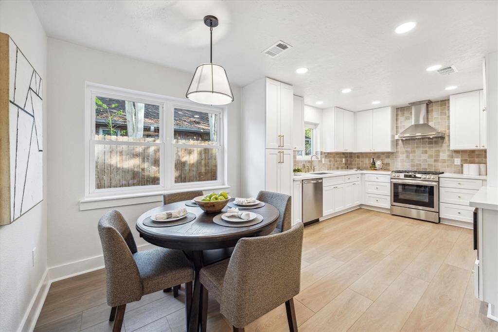 THE BREAKFAST AREA IS SPACIOUS AND CHEERFUL. THE PERFECT PLACE FOR THAT FIRST CUP OF COFFEE!