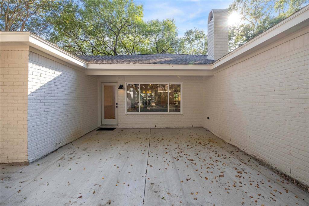 VIEWS OF THE BACK DOOR WITH PRIVATE COURTYARD. PERFECT FOR SUMMER BARBECUES AND AL-FRESCO ENTERTAINING.