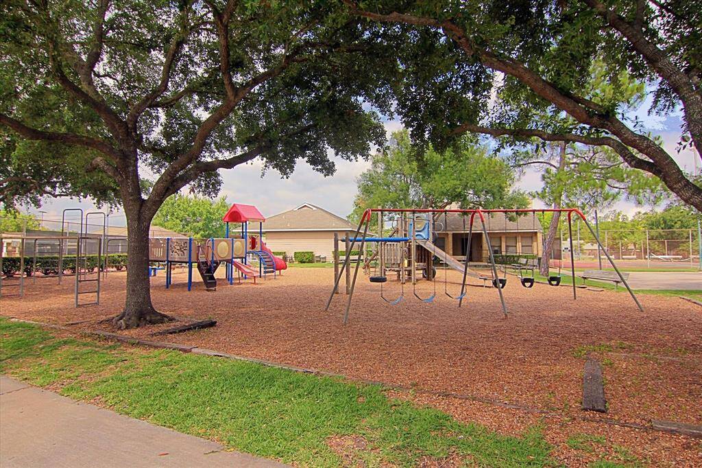 LARGE PLAYGROUND FOR THE KIDDOS TO PLAY!