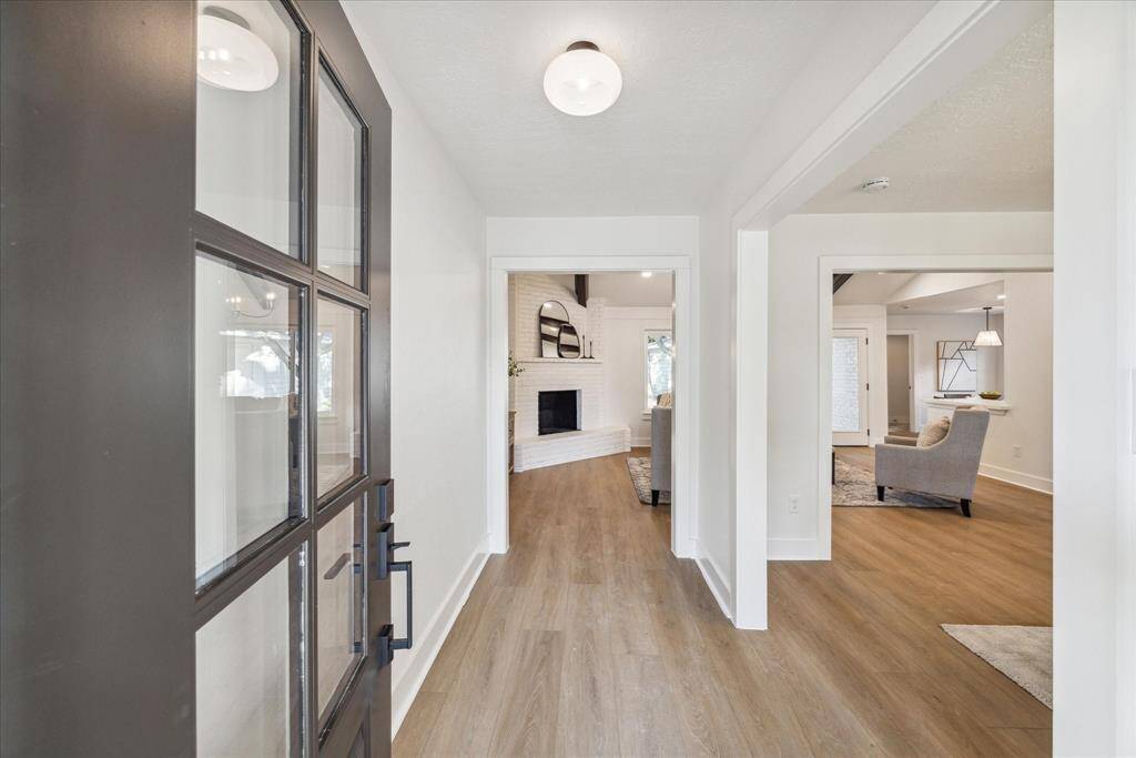 THE ENTRANCE HALL FLOWS THROUGH TO THE MAIN LIVING AREAS. LUXURY VINYL PLANK FLOORING CONTINUES THROUGHOUT THESE AREAS.