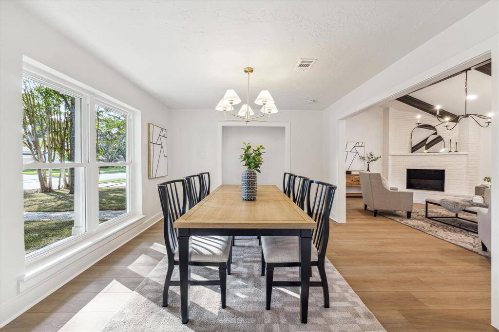 THE DINING ROOM OPENS UP TO THE FAMILY ROOM. THIS HIGHLY DESIRABLE OPEN FLOOR PLAN IS PERFECT FOR ENTERTAINING AND FAMILY GATHERINGS.