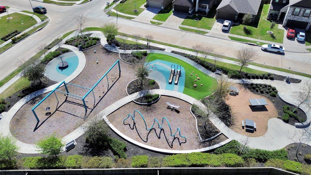 Welcome home to 14607 Surfbird Lane located in Edgewood Village and zoned to Sheldon ISD.