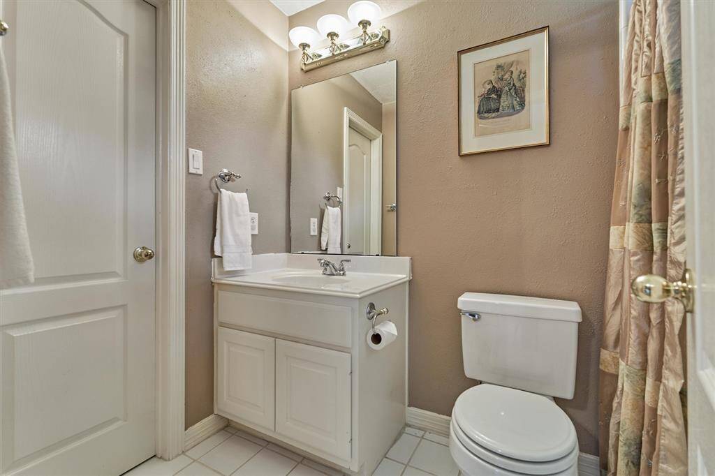Upstairs ensuite bathroom with closet