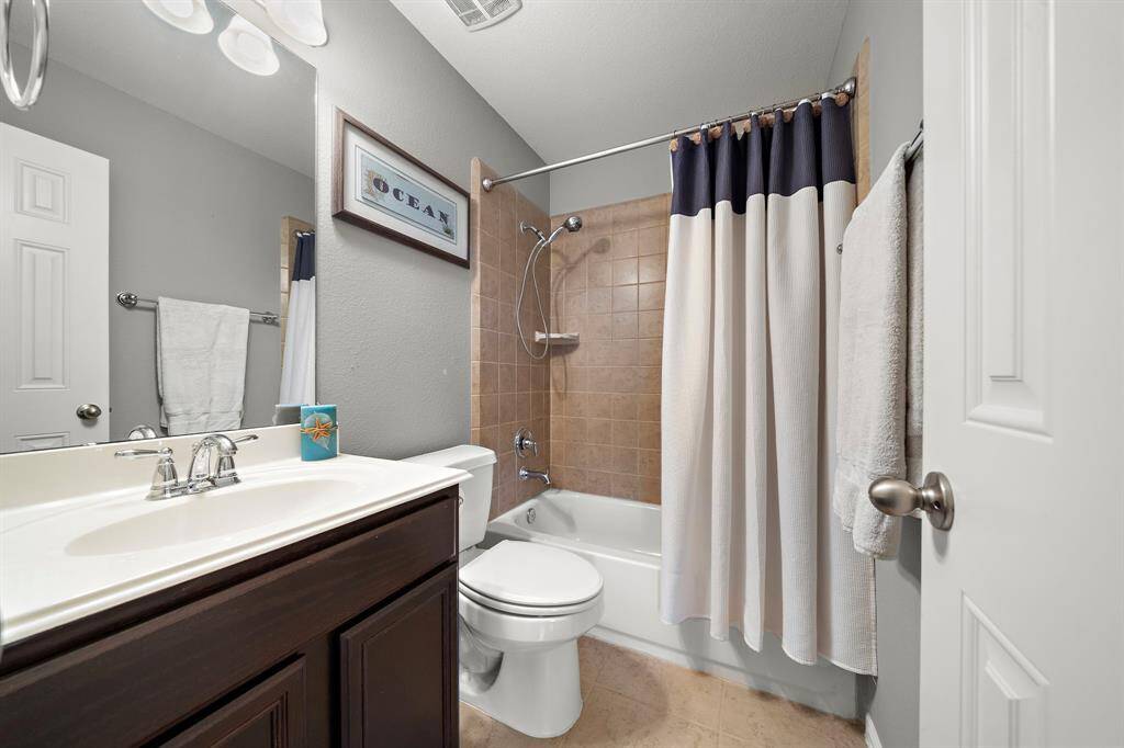 Full Bathroom #3 located outside of bedroom #4.