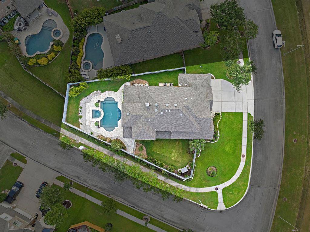 No back, front, or side neighbor.