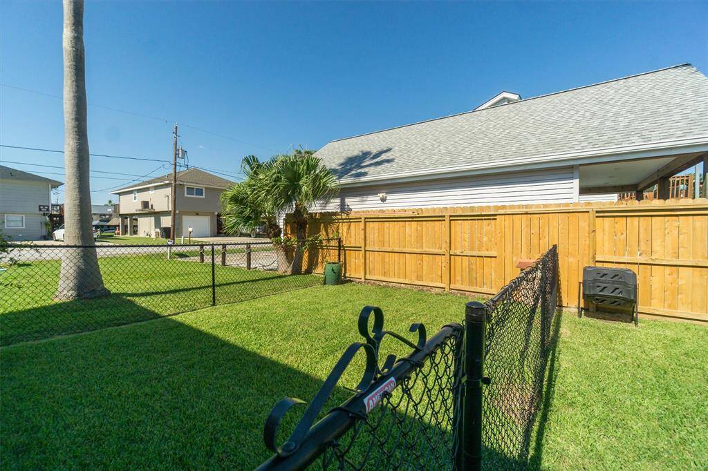 The extra half lot is great to have in Bayou Vista. You can use it for extra space, add a swimming pool or a palapa