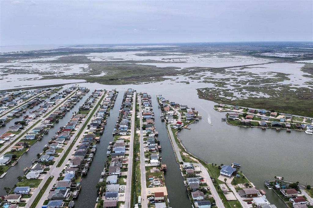 Highland Bayou which takes you over to visit your Omega Bay friends or to Louis' Bait Camp for bait or a burger