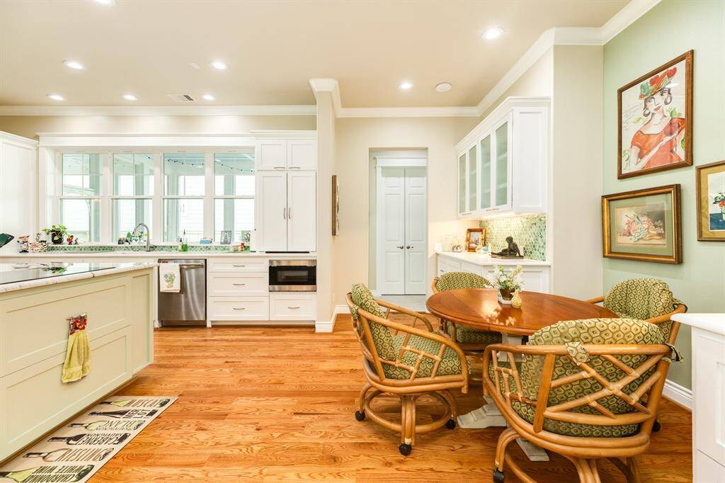 Another view of the breakfast nook.