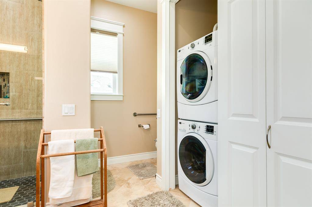 Additional laundry closet in ensuite bath.