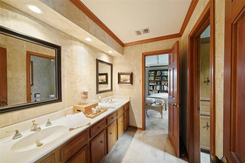 Jack & Jill bath connecting the secondary bedroom w/ the game room.
