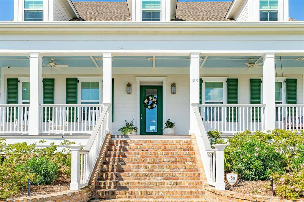 Beautiful curb appeal!