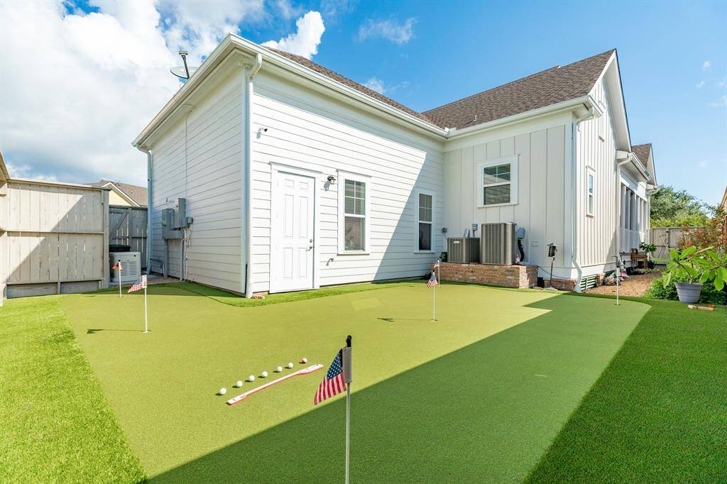 Practice your swing on the 6-hole putting green located in the backyard!