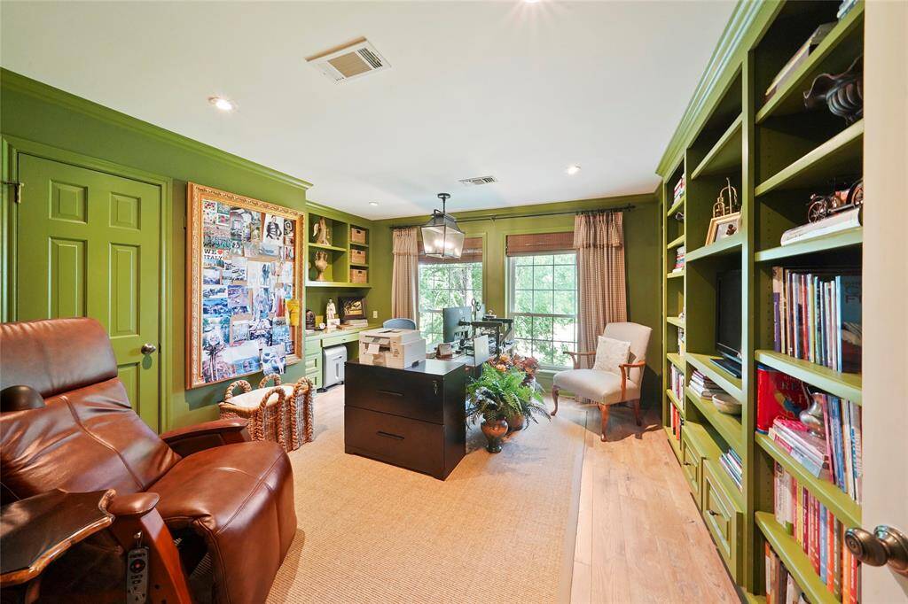 3rd bedroom upstairs w/ built-ins!