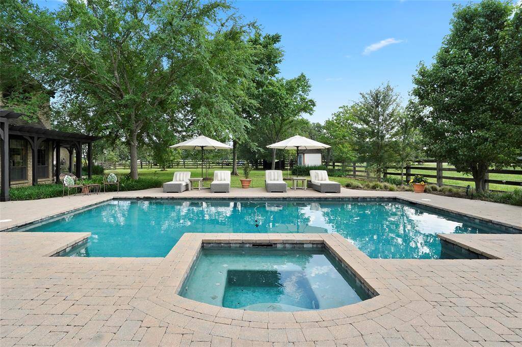 Your pool oasis w/ a relaxing hot tub!