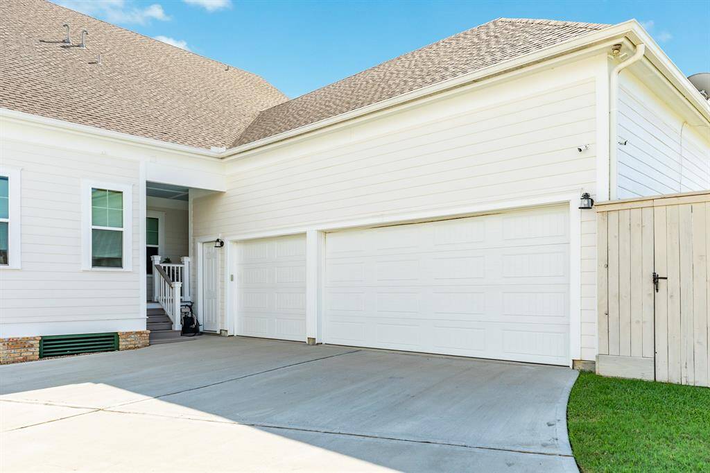 Oversized 3-car garage with plenty of room for storage/workshop area.