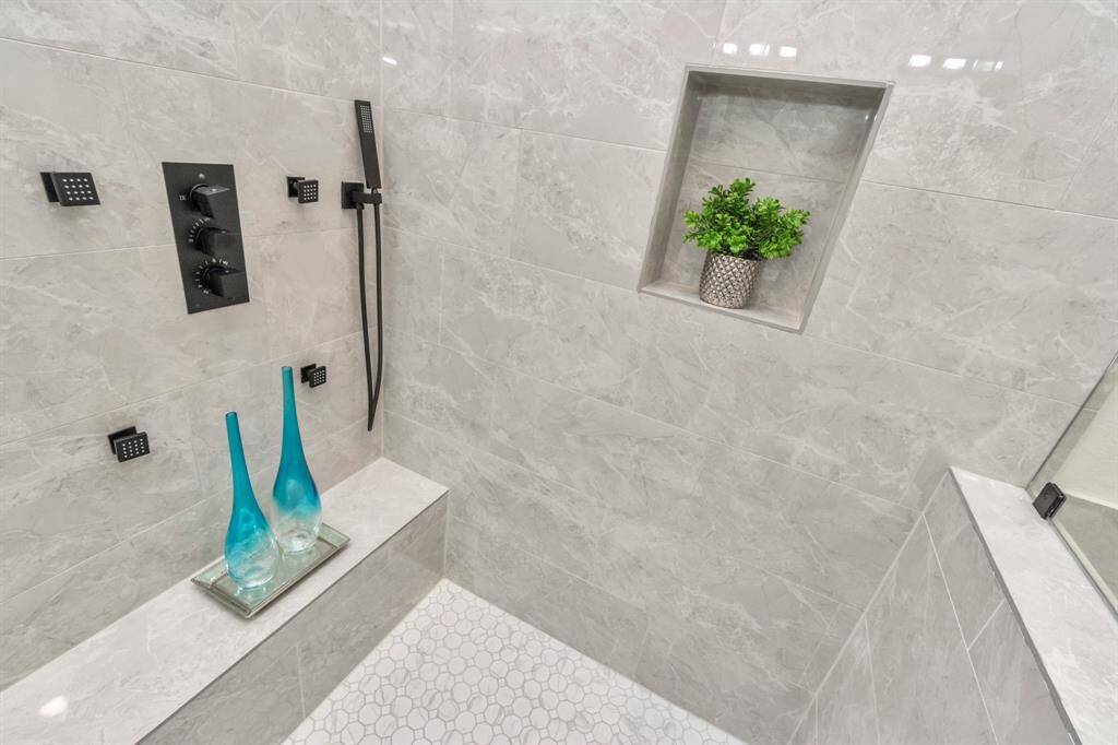 Stand-alone shower with 4 body jets.