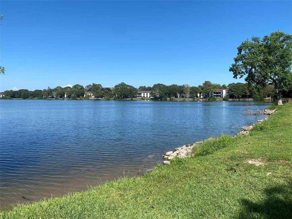 Lake Shore is your front yard