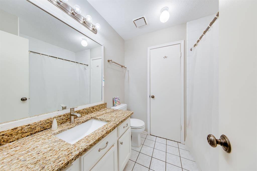 2nd Floor Bathroom Granite countertops, undermount sink, Shower/tub combo