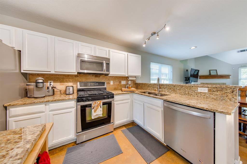 Kitchen features, Santa Cecilia granite countertops, Moen Activation Faucet
